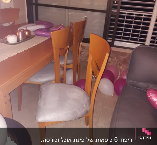 כיסאות עץ עם ריפוד אפור ליד שולחן עץ